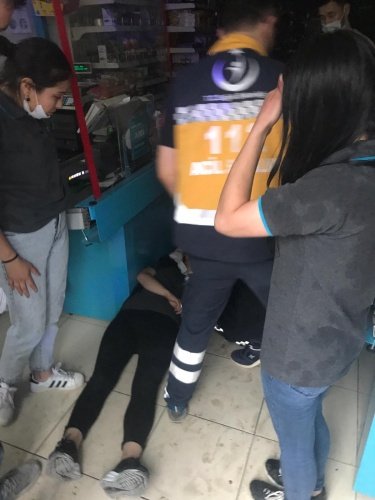 Edinilen bilgilere göre Demirci Üniv ersite caddesi üzerinde faaliyet gösteren bir market çalışanı, yağış ve fırtına başladığı sırada kapı önünde tente altında müştkerilere sergilenen ürünleri yağıştan kurtarmak için çalışırken, bir anda üstüne tente düştü. Genç kız baygınlık geçirdi. Vatandaşların yardımıyla tente üzerinden alınarak kurtarılan market çalışyanı için ambulans istendi ve 112 ekipleri oluy yerine intikal etti.