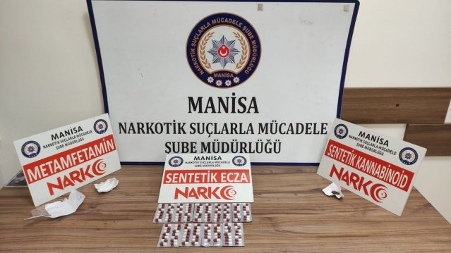 Narkotik Suçlarla Mücadele Şube Müdürlüğü görevlilerince uyuşturucu veya uyarıcı madde imal ve ticareti yapan şahıslara yönelik yapılan çalışmalar kapsamında Yunusemre ilçesinde durdurulan şahısların üzerinde ve ikametlerinde yapılan aramalarda;
- 124 adet Regapen isimli Sentetik Ecza,
- 8,4 gram Metamfetamin maddesi,
- 0,95 gram Sentetik Kannabinoid (Bonzai) maddesi ele geçirilmiştir.
Konuyla ilgili 1’i uyuşturucu veya uyarıcı madde imal ve ticareti yapmak suçundan 4 yıl 2 ay kesinleşmiş hapis cezası ile aranan 3 şüpheli şahıs gözaltına alınmış, sevk edildikleri adli makamlarca 3 şüpheli şahıs tutuklanmıştır.