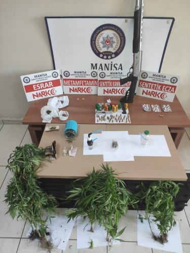 İl Emniyet Müdürlüğümüz Narkotik Suçlarla Mücadele Şube Müdürlüğü ve Soma İlçe Emniyet Müdürlüğü görevlilerince uyuşturucu veya uyarıcı madde ticareti yapan, nakleden ve kullanan şahıslara yönelik yapılan çalışmalar kapsamında; Soma ilçesi genelinde gelen ihbarlar, alınan ifadeler ve yapılan istihbari çalışmalar neticesinde uyuşturucu veya uyarıcı madde ticareti yapan, kullanan ve aracılık ettiği belirlenen 21 şahsa yönelik 22 ikamet ve 1 iş yeri adresinde 13.07.2021 günü saat 06:00’da eş zamanlı olarak yapılan aramalarda;
- 81 gram Esrar maddesi,
- 1,4 gram Metamfetamin maddesi,
- 1 gram Sentetik Kannabinoid (Bonzai) maddesi,
- 13 kök Hint Keneviri Bitkisi,
- 2 gram Hint Keneviri tohumu,
- 34 adet Gerica isimli Sentetik Ecza,
- 8 adet uyuşturucu madde kullanmaya yarayan aparat,
- 1 adet kuru sıkı tabanca,
- 1 adet ruhsatsız tüfek ve 19 adet kartuş,
- 1 adet tabanca sürgüsü ve şarjörü,
- 37 adet tabanca fişeği ele geçirilmiş, operasyon kapsamında 18 şüpheli şahıs yakalanarak adli işlemlere başlanılmıştır.