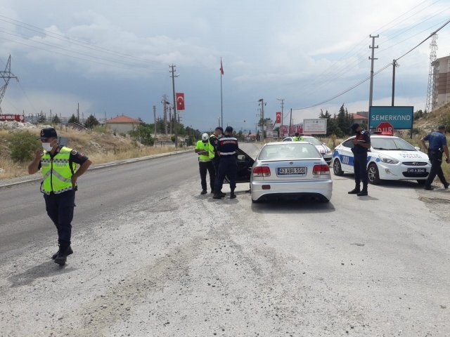 andarma bayram dönüşü yol asayiş ve trafik kontrollerine devam ediyor Manisa- Demirci jandarma komutanı Uğurcan Şahin nezaretinde vatandaşların güvenliği için jandarma ekipleri yol arama ve trafik kontrollerine devam ediyor.