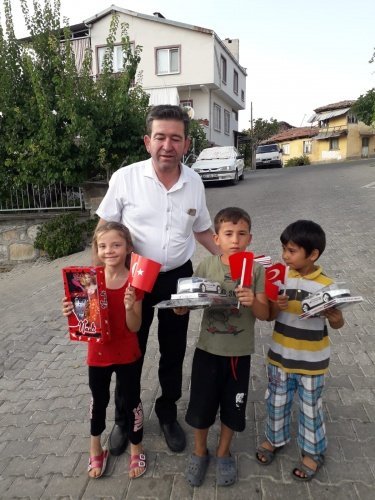 CHP Demirci ilçe başkanı Melih Kuru ve yönetim kurulu üyeleri ilçedeki parklarda oynayan çocuklara satranç takımı, oyuncak ve bayram coşkusuna katkı koymak üzere bayrak dağıttı.
