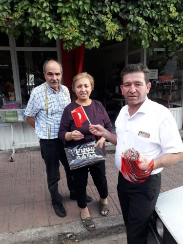 Bir anda oyuncakları gören ve kendilerine hediye edilen çocuklar başkan ve yönetimine teşekkür ettiler.