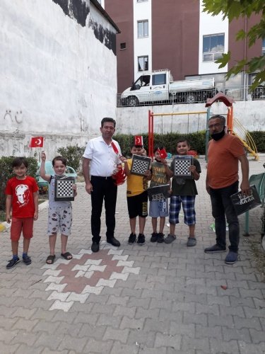 Cumhuriyet Halk Partisi (CHP) Demirci ilçe örgütü 30 Ağustos Zafer bayramı coşkusunu çocuklarla kutladı.
