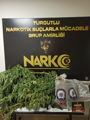 İl Emniyet Müdürlüğümüz Narkotik Suçlarla Mücadele Şube Müdürlüğü ve Turgutlu Narkotik Suçlarla Mücadele Grup Amirliği görevlilerince uyuşturucu veya uyarıcı madde ticareti yapan, nakleden ve kullanan şahıslara yönelik yapılan çalışmalar kapsamında Turgutlu ilçesinde bir ikamette yapılan aramada;
- 297,35 gram Esrar maddesi,
- 59 kök Hint Keneviri Bitkisi, 
- 1 adet Çek Vizör marka 7,65 mm ruhsatsız tabanca ve 5 adet fişek ele geçirilmiştir. 
Konuyla ilgili 1 şüpheli şahıs uyuşturucu veya uyarıcı madde imal ve ticareti yapmak suçundan gözaltına alınmış, 10.09.2021 günü sevk edildiği adli makamlarca tutuklanmıştır.