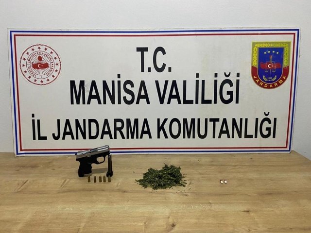 Manisa İli Soma İlçesi Cenkyeri Mahallesi'nde 20.09.2021 günü saat: 19.30 sıralarında icra edilen önleyici kolluk devriyesi esnasında yapılan kimlik kontrolü ile kaba üst aramasında;
Manisa İli Akhisar İlçesi  Süleymanlı Açık Cezaevinden firar etme ve hırsızlık suçundan aranan S.Ç.(Erkek/27) isimli şahıs  kuru sıkıdan bozma tabanca ile birlikte yakalanarak gözaltına alınmıştır.

K.K.(E/26) isimli  şahıs uyuşturucu ve uyarıcı madde olduğu değerlendirilen 50 gram esrar ve 2 adet  hap ile yakalanmış olup ifadesinin alınmasını müteakip serbest bırakılmıştır.C.Savcısı'nın talimatı doğrultusunda tahkikata başlanılmıştır.