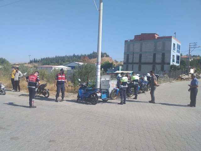 Manisa İl Jandarma Komutanı Tuğgeneral Selçuk YILDIRIM'ın talimatıyla, Manisa ilçelerinde motosikletlere yönelik özel denetim ve bilgilendirme faaliyetleri yapacak özel ekip oluşturulmuştur.
Son 5 yılda motosiklet ve motorlu bisikletlerin karıştığı (30) ölümlü, (1.328) yaralanmalı trafik kazası meydana gelmiş olup; meydana gelen kazalarda (31) vatandaşımız hayatını kaybetmiş, (1.358) vatandaşımız ise yaralanmıştır.