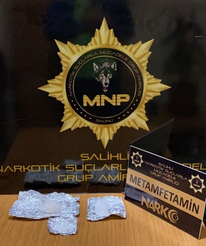 Akhisar Narkotik Suçlarla Mücadele Grup Amirliği ve İstihbarat Grup Amirliği görevlilerimizce uyuşturucu veya uyarıcı madde ticareti yapan, nakleden ve kullanan şahıslara yönelik yapılan çalışmalar kapsamında Akhisar ilçesinde durdurulan bir araçta yapılan aramada;
- 11,5 gram Metamfetamin maddesi ele geçirilmiştir.
Konuyla ilgili 1 şüpheli şahıs uyuşturucu veya uyarıcı madde imal ve ticareti yapmak suçundan gözaltına alınmış, 26.09.2021 günü sevk edildiği adli makamlarca tutuklanmıştır.

????Salihli Narkotik Suçlarla Mücadele Grup Amirliği ve İstihbarat Grup Amirliği görevlilerimizce uyuşturucu veya uyarıcı madde ticareti yapan, nakleden ve kullanan şahıslara yönelik yapılan çalışmalar kapsamında Salihli ilçesinde durdurulan bir araçta yapılan aramada;
- 3 parça halinde 71,14 gram Metamfetamin maddesi ele geçirilmiştir.
Konuyla ilgili 1 şüpheli şahıs uyuşturucu veya uyarıcı madde imal ve ticareti yapmak suçundan gözaltına alınmış, 27.09.2021 günü sevk edildiği adli makamlarca tutuklanmıştır.

Manisa halkının huzur ve güvenliği için Manisa Emniyet Müdürlüğü olarak suç ve suçlularla mücadelemiz aralıksız devam edecektir.
