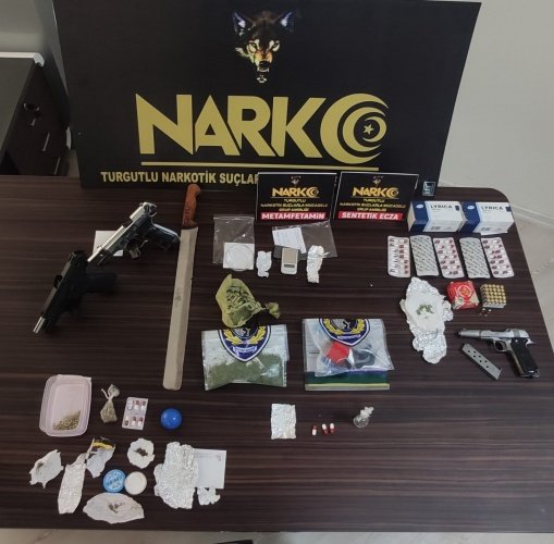 İl Emniyet Müdürlüğümüz Narkotik Suçlarla Mücadele Şube Müdürlüğü ve Turgutlu Narkotik Suçlarla Mücadele Grup Amirliği görevlilerince uyuşturucu veya uyarıcı madde ticareti yapan, nakleden ve kullanan şahıslara yönelik yapılan çalışmalar kapsamında Turgutlu ilçesinde yapılan çalışmalar neticesinde belirlenen 9 şahsa ait 10 ikamet adresinde 30.09.2021 günü saat 07:00’da şahısların yakalanmalarına ve suç unsurlarının ele geçirilmesine yönelik eş zamanlı olarak yapılan aramalarda;
- 81 adet Lyrica isimli Sentetik Ecza,
- 42 gram Esrar maddesi,
- 7 gram Metamfetamin maddesi,
- 5 gram Hint Keneviri tohumu,
- 0,30 gram Sentetik Kannabinoid (Bonzai) maddesi,
- 1 adet Hassas Terazi,
- 2 adet ruhsatsız tabanca,
- 22 adet 7,65 mm fişek,
- 1 adet kuru sıkı tabanca,
- 1 adet bıçak,
- 10 adet uyuşturucu madde kullanmaya yarayan aparat,
- 7210 TL uyuşturucu madde ticaretinden elde edildiği değerlendirilen para ele geçirilmiştir.
Konuyla ilgili 9 şüpheli şahıs yakalanarak adli işlemlere başlanılmıştır.
Manisa halkının huzur ve güvenliği için Manisa Emniyet Müdürlüğü olarak suç ve suçlularla mücadelemiz aralıksız devam edecektir.