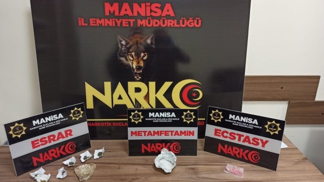 İl Emniyet Müdürlüğümüz görevlilerince ilimiz Yunusemre ilçesinde uygulama noktasında durdurulan bir araçta ve şahısların üzerinde  yapılan aramada;
- 51,87 gram Metamfetamin maddesi,
- 29 adet Ecstasy hap,
- 7 parça halinde 14,09 gram Esrar maddesi ele geçirilmiştir.
Konuyla ilgili 4 şüpheli şahıs uyuşturucu veya uyarıcı madde imal ve ticareti yapmak suçundan gözaltına alınmış, 02.10.2021 günü sevk edildikleri adli makamlarca 3 şüpheli şahıs tutuklanmıştır.