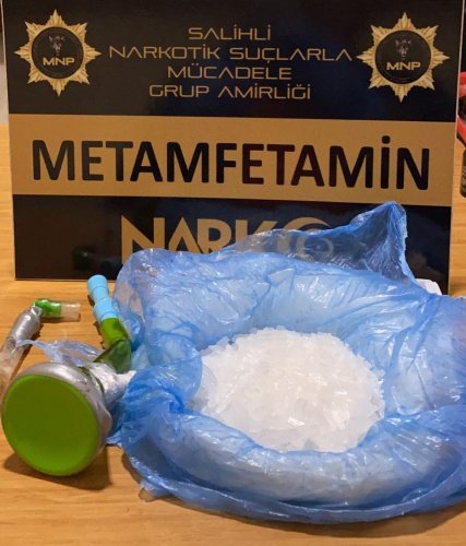 Salihli Narkotik Suçlarla Mücadele Grup Amirliği görevlilerimizce uyuşturucu veya uyarıcı madde ticareti yapan, nakleden ve kullanan şahıslara yönelik yapılan çalışmalar Salihli ilçesinde durdurulan bir araçta yapılan aramada;
- 114,85 gram Metamfetamin maddesi,
- 2 adet uyuşturucu madde kullanmaya yarayan aparat ele geçirilmiştir.
Konuyla ilgili 1 şüpheli şahıs uyuşturucu veya uyarıcı madde imal ve ticareti yapmak suçundan gözaltına alınmış, 03.10.2021 günü sevk edildiği adli makamlarca tutuklanmıştır.

Manisa halkının huzur ve güvenliği için Manisa Emniyet Müdürlüğü olarak suç ve suçlularla mücadelemiz aralıksız devam edecektir.