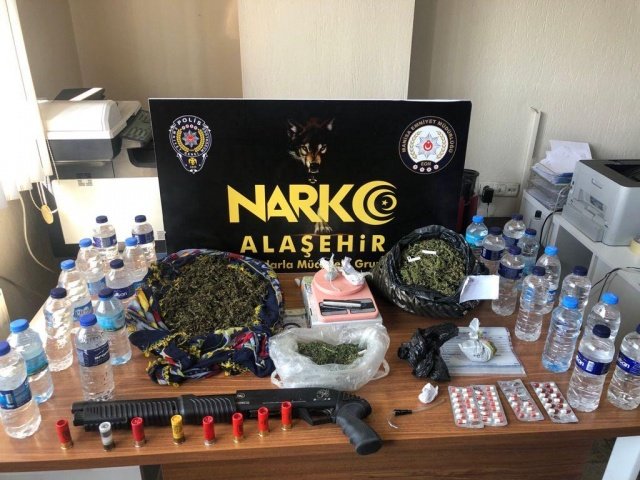 İl Emniyet Müdürlüğümüz Narkotik Suçlarla Mücadele Şube Müdürlüğü ve Alaşehir Narkotik Suçlarla Mücadele Grup Amirliği görevlilerince uyuşturucu veya uyarıcı madde ticareti yapan, nakleden ve kullanan şahıslara yönelik yapılan çalışmalar kapsamında; ilimiz Alaşehir ilçesinde gelen ihbarlar, alınan ifadeler ve yapılan istihbari çalışmalar neticesinde belirlenen 12 şahsa ait 10 ikamet adresinde 05.10.2021 günü saat 07:00’da şahısların yakalanmalarına ve suç unsurlarının ele geçirilmesine yönelik eş zamanlı olarak yapılan aramalarda;
- 1 kilo 431 gram Esrar maddesi,
- 48 adet Lyrica isimli Sentetik Ecza,
- 33 gram Sentetik Kannabinoid (Bonzai) maddesi,
- 7 gram Metamfetamin maddesi,
- 1 adet Hassas Terazi,
- 1 adet uyuşturucu madde kullanmaya yarayan aparat,
- 23 pet şişe içerisinde 11,5 litre ev yapımı rakı,
- 1 adet çalıntı motor,
- 1 adet pompalı tüfek ve 8 adet kartuş ele geçirilmiştir.
Konuyla ilgili 12 şüpheli şahıs yakalanarak adli işlemlere başlanılmıştır.