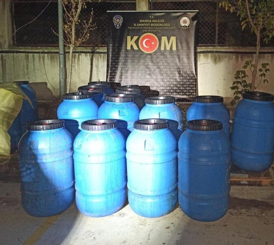 Manisa  genelinde kaçakçılık fiillerinin önlenmesi, izlenmesi ve araştırılması faaliyetleri kapsamında KOM Şube Müdürlüğümüzce yapılan saha çalışmasında, Y.Ç isimli şahsın Yunusemre ilçesi Atatürk mahallesinde bulunan ikamet ve eklentilerinde kaçak olarak içki ürettiği tespit edilerek 19.10.2021 tarihinde saat 19.00 sıralarında yapılan operasyonda;
- 13 adet varil içerisinde bulunan toplam 3 ton 200 Litre kaçak şarap ele geçirilmiştir.
Olayla ilgili 1 şüpheli şahıs yakalanarak hakkında tahkikata başlanılmıştır.