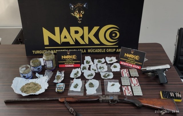 İl Emniyet Müdürlüğümüz Narkotik Suçlarla Mücadele Şube Müdürlüğü ve Turgutlu Narkotik Suçlarla Mücadele Grup Amirliği görevlilerince uyuşturucu veya uyarıcı madde ticareti yapan, nakleden ve kullanan şahıslara yönelik yapılan çalışmalar kapsamında; ilimiz Turgutlu ilçesinde 7 şahsa ait 7 ikamet adresinde 21.10.2021 günü saat 07:00’da şahısların yakalanmalarına ve suç unsurlarının ele geçirilmesine yönelik eş zamanlı olarak yapılan aramalarda;
- 18 parça halinde daralı ağırlığı 1 kilo 47 gram Esrar maddesi,
- 86 adet Gerica isimli Sentetik Ecza,
- 0,57 gram Hint Keneviri tohumu,
- 1 adet uyuşturucu madde kullanmaya yarayan aparat,
- 1 adet ruhsatsız tüfek,
- 1 adet kuru sıkı tabanca ve 14 adet fişek ele geçirilmiştir.
Konuyla ilgili 7 şüpheli şahıs yakalanarak adli işlemlere başlanılmıştır.
Manisa halkının huzur ve güvenliği için Manisa Emniyet Müdürlüğü olarak suç ve suçlularla mücadelemiz aralıksız devam edecektir.