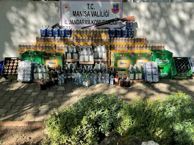 Manisa İli Şehzadeler İlçesi Halıtlı Mahallesinde 04.11.2021 günü saat:08.00 sıralarında Adli Makamlardan alınan arama kararı gereğince Manisa İl J.K.lığı KOM Şube ve Şehzadeler İlçe J.K.lığı ekipleri ile yapılan aramada (6 Asayiş Timi, 1 Motorlu Asayiş Timi, 1 Trafik Timi, 1 KOM Unsuru, 1 Narkotik Köpeği)
1.G.E (1992/K) isimli şahsın ev ve eklentilerinde 813 litre alkollü içecek tespit edilmiş olup, adı geçen şahsın alkollü içecekleri ruhsatsız olarak satış yaptığından dolayı 4733 Sayılı Kanun gereği Mülki Amir tarafından 17.399 TL idari para cezası uygulanmak üzere İdari Yaptırım Karar Tutanağı tanzim edilmiştir.
2. M.S. (1958/E) isimli şahsın ev ve eklentilerinde yapılan aramada ise Ruhsatsız 1 Adet Av Tüfeği ve 6 Adet Fişeği ile 1 Adet Kuru Sıkı Tabanca ele geçirilmiş olup, Mülki Amir tarafından idari işlem yapılması maksadıyla İdari Yaptırım Karar Tutanağı tanzim edilmiştir.
Alkollü içecekler Mülkiyeti Kamuya geçirilmek üzere Şehzadeler Gıda, Tarım ve Hayvancılık İlçe Müdürlüğüne teslim edilmiştir.