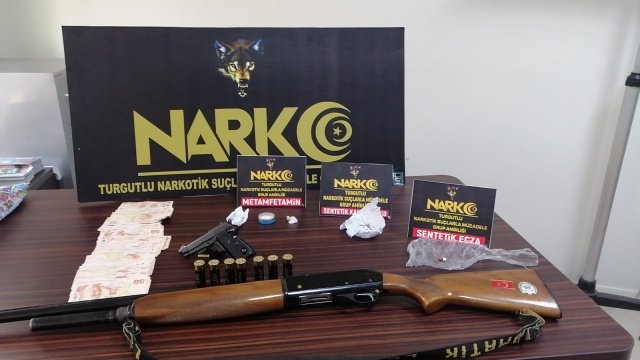 İl Emniyet Müdürlüğümüz Narkotik Suçlarla Mücadele Şube Müdürlüğü ve Turgutlu Narkotik Suçlarla Mücadele Grup Amirliği görevlilerimizce uyuşturucu veya uyarıcı madde ticareti yapan, nakleden ve kullanan şahıslara yönelik yürütülen çalışmalar sonucunda Turgutlu ilçesinde 02.11.2021 günü 9 şüpheli şahsın yakalanması ve suç unsurlarının ele geçirilmesine yönelik 7 ikamet ve 1 iş yerinde yapılan aramalarda;
- 14,73 gram Metamfetamin maddesi,
- 2 gram Sentetik Kannabinoid (Bonzai) maddesi,
- 2,04 gram Esrar maddesi,
- 1 adet Lyrica isimli Sentetik Ecza,
- 1 adet 7,65 mm ruhsatsız tabanca,
- 1 adet ruhsatsız tüfek ve 7 adet kartuş,
- 5000 TL uyuşturucu madde ticaretinden elde edildiği değerlendirilen para ele geçirilmiştir.
Konuyla ilgili 9 şüpheli şahıs yakalanmış, 05.11.2021 günü sevk edildikleri adli makamlarca 7 şüpheli şahıs tutuklanmıştır.

Manisa halkının huzur ve güvenliği için Manisa Emniyet Müdürlüğü olarak suç ve suçlularla mücadelemiz aralıksız devam edecektirz