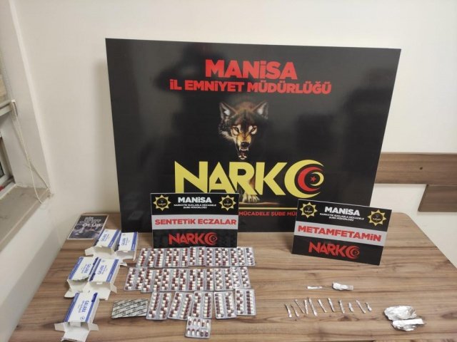 İl Emniyet Müdürlüğümüz Narkotik Suçlarla Mücadele Şube Müdürlüğü görevlilerince uyuşturucu veya uyarıcı madde ticareti yapan, nakleden ve kullanan şahıslara yönelik yapılan çalışmalar kapsamında Şehzadeler ilçesinde durdurulan şahısların üzerinde ve ikametlerinde yapılan aramada;
- 290 adet Galara isimli Sentetik Ecza,
- 22 parça halinde 27,82 gram Metamfetamin maddesi,
- 2 parça halinde 25,05 gram Esrar maddesi,
- 1 adet Hassas Terazi,
- 1 adet ruhsatsız tüfek ve 13 adet kartuş,
- 2125 TL uyuşturucu madde ticaretinden elde edildiği değerlendirilen para,
- Uyuşturucu madde paketlemede kullanılan malzemeler ele geçirilmiştir.
Konuyla ilgili 2 şüpheli şahıs uyuşturucu veya uyarıcı madde imal ve ticareti yapmak suçundan gözaltına alınmış, 09.11.2021 günü sevk edildikleri adli makamlarca 2 şüpheli şahıs tutuklanmıştır.