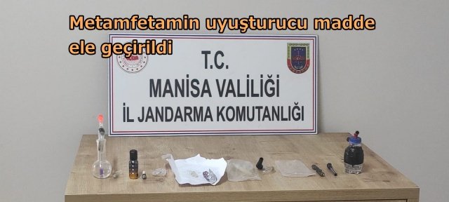 KONU : Uyuşturucu Madde Ticareti ve Kullanmak İçin Uyuşturucu Madde Satın Almak

Manisa İli, Alaşehir İlçesi, Tepeköy ve Killik Mahallelerinde ikamet eden B.Y. (erkek,1991 d.lu), A.A. (erkek,1992d.lu), H.U.( erkek, 1984 d.lu) ve S.U. (kadın,1989 d.lu) isimli şahısların uyuşturucu madde ticareti yaptığına ilişkin duyum alınmasına müteakip, adı geçen şahıslar JASAT, Killik ve Mrk. Krk.K.lığı devriyeleri ile takibe alınmıştır.11.11.2021 günü saat:14.00 ile 16.00 saatleri arasında Alaşehir Sulh Ceza Hâkimliğinden alınan arama kararına istinaden Tepeköy Mahallesinde B.Y. isimli şahsın evinde yapılan aramada yaklaşık 15 gram metamfetamin uyuşturucu maddesi ile 2 adet uyuşturucu madde içme aparatı ele geçirilmiş, A.A isimli şahsın evinde yapılan aramada yaklaşık 10 gram metamfetamin uyuşturucu madde ve 2 adet uyuşturucu madde içme aparatı ele geçirilmiş, Killik Mahallesinde H.U. isimli şahsın evinde yapılan aramada 3 adet uyuşturucu madde içme aparatı ele geçirilmiştir.Şahıslar ifadeleri ile kan,kıl ve idrar örneklerinin aldırılmasına müteakip adli kontrol şartı ile serbest bırakılmıştır.