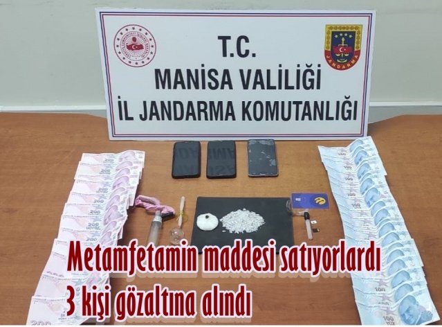 KONU: Uyuşturucu veya Uyarıcı Madde İmal ve Ticareti ile Kullanmak İçin Uyuşturucu Madde Satın Almak ve Bulundurmak

Manisa ili, Alaşehir ilçesi, Yeşilyurt Mahallesinde, 12.11.2021 günü saat 09:30 sıralarında, uyuşturucu madde ticareti yapılacağı yönünde alınan duyum üzerine Killik J.Krk.K.lığı ve Alaşehir İlçe J.K.lığı JASAT ile müşterek icra edilen faaliyette 16 ARB 64 plakalı araç Yeşilyurt Mahallesinde durdurulmuş, araç içerisinde S.K (Erkek 1987 D.lu) ve M.E.Ö. (Erkek 1997 D.lu) ve S.K (Erkek 1986 D.lu) şahısların bulunduğu görülmüştür.Aracın dışarıdan yapılan kontrolünde arka koltuk üzerinde ve paspas zemin üzerinde dağılmış vaziyette metamfetamin ( kristal) olarak değerlendirilen maddenin olduğu görülmüştür.Olay ile ilgili olarak Nöbetçi C. Savcısına bilgi verilerek araç içerisinde ve S.K.(1986)’nın evinde arama yapılması talimatı alınmıştır.Yapılan aramada araçta koltuk ve paspas üzerine dağılmış vaziyette 15 gram, poşet içerisinde 20 gram olmak üzere toplam 35 gram Metamfetamin olduğu değerlendirilen uyuşturucu madde, 2 adet uyuşturucu içme aparatı ve 5400 TL nakit para, evde yapılan aramada ise 1 adet uyuşturucu içme aparatı ele geçirilmiştir. S.K (1987) ve M.E.Ö (1997) isimli şahıslar alınan ifadelerine müteakip serbest bırakılmış, S.K (1986) isimli şahsın Alaşehir Cumhuriyet Başsavcılığında mevcutlu hazır edilmesi talimatı alınmıştır.