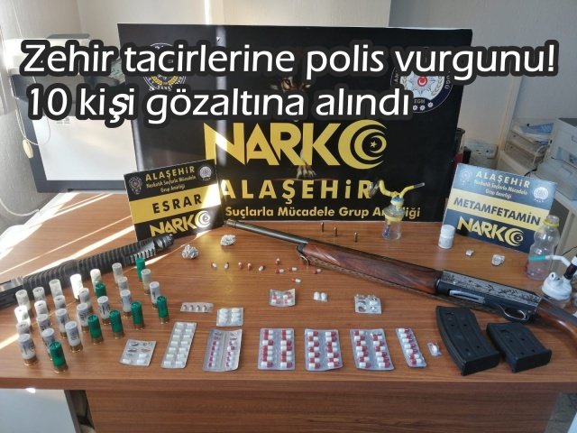 İl Emniyet Müdürlüğümüz Narkotik Suçlarla Mücadele Şube Müdürlüğü ve Alaşehir Narkotik Suçlarla Mücadele Grup Amirliği görevlilerince uyuşturucu veya uyarıcı madde ticareti yapan, nakleden ve kullanan şahıslara yönelik yapılan çalışmalar kapsamında; ilimiz Alaşehir ilçesinde 10 şahsa ait 11 ikamet adresinde 12.11.2021 günü saat 07:00’da eş zamanlı olarak yapılan aramalarda;
- 151 adet Sentetik Ecza,
- 16,36 gram Metamfetamin maddesi,
- 4,40 gram Esrar maddesi,
- 3 adet uyuşturucu madde kullanmaya yarayan aparat,
- 2 adet ruhsatsız tüfek,
- 30 adet kartuş,
- 3 adet 7,65 mm fişek ele geçirilmiştir.
Konuyla ilgili 1’i Yağma (Gasp) suçundan 18 yıl 10 ay kesinleşmiş hapis cezası ile aranan 10 şüpheli şahıs yakalanarak adli işlemlere başlanılmıştır.

Manisa halkının huzur ve güvenliği için Manisa Emniyet Müdürlüğü olarak suç ve suçlularla mücadelemiz aralıksız devam edecektir.