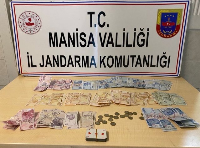 Manisa İli, Akhisar ilçesi, Beyoba Mahallesinde faaliyet gösteren  kahvehane ve eklentisinde 05.12.2021 günü saat 21.00/24.000 saatleri arasında kumar oynatılacağı duyumu üzerine alınan arama kararına istinaden işletme ve eklentisinde  yapılan aramada işletme içerisinde H.K.(E/41), C.G(E/45), M.E.E(E/51) ve  H.K(E/55) isimli şahısların   kumar oynadıkları tespit edilmiştir. Kumar oynayan şahısların üzerinde ve masada tespit edilen 11.050 TL ve 52 adet iskambil kağıdına el konulmuştur. İşletme sahibi M.A.(E/27)   hakkında Kumar Oynamak İçin Yer ve İmkan Sağlama suçundan adli tahkikata başlanılmış olup,  şüpheli olarak ifadesinin alınmasına müteakip  karakoldan serbest bırakılmıştır. Kumar oynayan  4(dört) şahsa 5326 Sayılı Kabahatler Kanununun 34.maddesi gereği kişi başı 1336 TL olmak üzere toplam 5344 TL idari yaptırım kararı uygulanmıştır.
