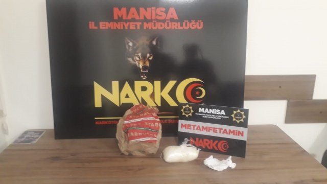 İl Emniyet Müdürlüğümüz Narkotik Suçlarla Mücadele Şube Müdürlüğü görevlilerince uyuşturucu veya uyarıcı madde ticareti yapan, nakleden ve kullanan şahıslara yönelik yapılan çalışmalar kapsamında Şehzadeler ilçesinde durdurulan bir araçta yapılan aramada;
- 2 parça halinde 395,97 gram Metamfetamin maddesi ele geçirilmiştir.
Konuyla ilgili 1 şüpheli şahıs uyuşturucu veya uyarıcı madde imal ve ticareti yapmak suçundan gözaltına alınmış, 03.12.2021 günü sevk edildiği adli makamlarca tutuklanmıştır.

Manisa halkının huzur ve güvenliği için Manisa Emniyet Müdürlüğü olarak suç ve suçlularla mücadelemiz aralıksız devam edecektir.