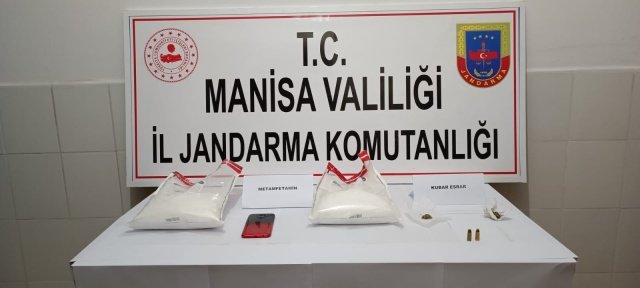 Manisa İli Saruhanlı İlçesi Nuriye Mahallesi otoban gişelerinde 09.12.2021 günü saat:01. 00 sıralarında Bölge Trafik ekiplerinin yapmış olduğu trafik  uygulamasında Balıkesir ili istikametinden gelen, sürücülüğünü A.H.K. (2001/E) isimli şahsın yaptığı ve araçta yolcu olarak A.S.(1992/E) isimli şahın bulunduğu 35 ZVG 19 plakalı beyaz renkli Şahin marka araç kontrol esnasında  araç içerisindeki 2 şahsın şüpheli tavır ve hareketleri nedeniyle İlçe Jandarma Komutanlığına bilgi verilmesi üzerine bölgeye gelindiğinde şahısların uyuşturucu madde etkisinde olduğu değerlendirilerek İl Jandarma Komutanlığı İsth. ve KOM Şube müdürlüğü personelinden destek istenmiş. Olay yerinde yapılan değerlendirme sonrasında konu Cumhuriyet Savcısına iletilerek şahıslar ve aracın aranma izni alınarak yapılan aramada araç içerisinde koltuk altında 2 poşet içerisinde  1,5 Kg ağırlığında Metamfetamin olduğu değerlendirilen uyuşturucu madde, şüpheli (A.S) üzerinde 5 Gr civarında Kubar Esrar maddesi ve araç bagajında 2 Adet 9mm çapında tabanca mermisi ele geçirilmiştir.