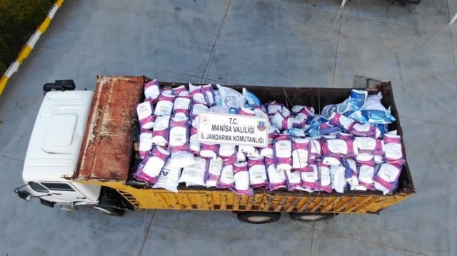 Manisa ili ve ilçelerinde tarımsal amaçlı faaliyetlerin yoğun olarak yapılmasını ve gübre sektörünün hareketlenmesini fırsat bilen kötü niyetli kişilerin piyasaya sahte ve taklit ürün (Gübre/Tarım ilacı ) sürerek haksız kazanç elde ettikleri, çiftçimize ve tarım ürünlerine büyük zararlar verdikleri tespit edilmiştir.
Bu kapsamda; çiftçilerimizin mağdur duruma düşürülmesinin önlenmesi amacıyla Manisa İl Jandarma Komutanlığı Kaçakçılık ve Organize Suçlarla Mücadele Şube Müdürlüğü, İstihbarat Şube Müdürlüğü ve Ahmetli İlçe Jandarma Komutanlığı ekipleri ile yapılan istihbari çalışmalar neticesinde, Turgutlu Cumhuriyet Savcılığınca 12-13 Aralık 2021 günü saat 22.00-08.00 saatleri arası gecikmesinde sakınca bulunan hál kapsamında alınan arama kararına istinaden, istihbari çalışmalar neticesinde takip edilerek Ahmetli ilçesinde durdurulan sahte gübrelerin yüklü olduğu A.D. (Erkek 1984 doğumlu) ve Ş.Ö. (Erkek 1972 doğumlu) isimli şahısların sevk ve idaresindeki kamyon ve kamyonetin içerisinde (çuvalların üzerinde  Gübretaş/Ege Gübre/İgsaş markaları yazılı) 26.000 kg (26 ton) sahte gübre ele geçirilmiştir. Olayın devamında icra edilen çalışmalar ve elde edilen bilgiler ile Alaşehir Cumhuriyet Başsavcılığından alınan arama kararına istinaden Alaşehir ilçesi Kavaklıdere Mahallesinde yapılan arama neticesinde M.Y. (Erkek 1991 doğumlu), E.Ö. ( Erkek 1999 doğumlu), H.K.(Erkek 1978 doğumlu) isimli şüphelilere ait depoda yapılan aramada 33000  Kg (33 ton) olmak üzere toplamda piyasaya sürülmek üzere olan 59.000 kg ( 59 ton) sahte gübre ele geçirilmiştir.