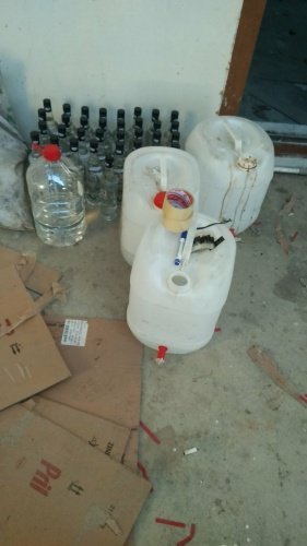 Manisa Son Haber-KONU: Sahte İçki İmalathanesi Operasyonu
Kaçakçılık ve Organize Suçlarla Mücadele Şube Müdürlüğümüz olarak Ülkemiz genelinde meydana
gelen Kaçak/Sahte alkollü içki kullanımına bağlı meydana gelen ölüm olaylarının artmasının engellenmesi
amacıyla ilimiz genelinde sahte alkollü içki üretim ve dolum yerlerine yönelik yapılan çalışmalar sonucu;
Şüpheli Ö. K. isimli şahsın Turgutlu İlçesinde kiraladığı iş yerinde sahte alkollü içki imalat ettiği
ve şişelediği tespit edilmiş, bahse konu imalathanede C. Savcısı talimatı ile yapılan arama sonucu satışa
hazır halde 58 şişe farklı markalara ait sahte alkollü içki, şişelenmek üzere hazırlanmış 30 lt farklı
çeşitlerde alkollü içki, 5 adet sahte tapdk bandrolü, çeşitli alkollü içki markalarına ait çok sayıda şişe, şişe
etiketleri kapakları ve kutuları ile içki imalatında kullanılan bol miktarda aroma ve malzeme ele
geçirilmiştir.