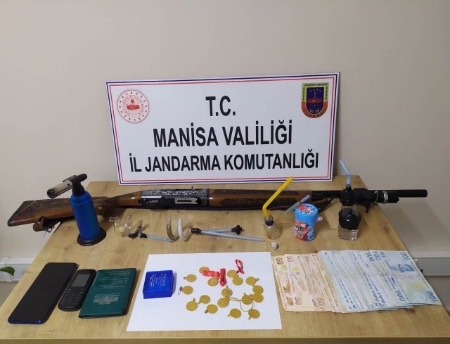 Manisa Son Haber KONU : Hırsızlık (Evden Hırsızlık) , Uyuşturucu Madde Kullanmak ve Bulundurmak ve 2521 S.K.M.

Manisa ili Alaşehir ilçesi Çarıkbozdağ Mahallesinde  28.12.2021 günü saat : 05.00 sıralarında M.U (Erkek,1971 d.lu) isimli şahıs kendisine ait olan 27 Tam Altın, 8.000 TL ve traktör ruhsatının belirsiz kişi yada kişilerce çalındığını beyan ederek şikayette bulunmuştur.
Yapılan istihbari çalışma neticesinde; Girelli Mahallesinde ikamet eden F.U (Erkek 1997 D.lu) ve Alaşehir İlçe Merkezinde ikamet eden H.B ( Kadın 1998 D.lu ) isimli şahısların bahse konu altın ve paraları çaldığı ve şahısların Alaşehir İlçe Merkezi Fatih Mahallesinde H.B isimli şahsın evine gittikleri öğrenilmiştir. Konu ile ilgili Alaşehir Nöbetçi Cumhuriyet Savcısına bilgi verilerek H.B'nin evinde yapılan arama neticesinde; A.S. (Erkek 1980 D.lu), A.Ü.(Erkek 1996), Y.Y. (Kadın 1997 D.lu), M.G. (Kadın 1972 D.lu), Ş.A. (Erkek 1986 D.lu), H.B. (Kadın 1998 D.lu), ve F.U. (Erkek 1997 D.lu) şahısların bahse konu evde  oldukları görülmüş ve yapılan arama neticesinde hırsızlanan toplam 17 Tam Altın, 7555 TL nakit para, 1 adet ruhsatsız av tüfeği, 1 adet traktöre ait ruhsat, yaklaşık 1 gram metamfetamin maddesi, 10 adet uyuşturucu madde içme aparatı ve 7 adet boş altın kutusu ele geçirilmiştir. F.U ve H.B isimli şahıslar göz altına alınmıştır.Diğer şahıslar ifadelerinin alınmasına müteakip serbest bırakılmıştır.