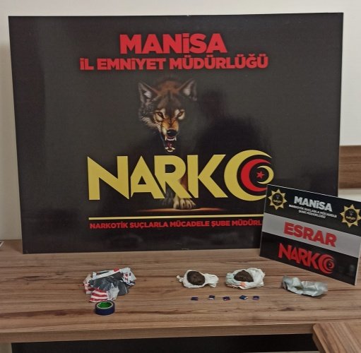 Manisa Son Haber- Manisa il Emniyet Müdürlüğümüz Narkotik Suçlarla Mücadele Şube Müdürlüğü ve İstihbarat Şube Müdürlüğü görevlilerince uyuşturucu veya uyarıcı madde ticareti yapan, nakleden ve kullanan şahıslara yönelik yapılan çalışmalar kapsamında Şehzadeler ilçesinde durdurulan bir şahsın üzerinde ve ikametinde yapılan aramada;
- 8 parça halinde 124,69 gram Reçine Esrar maddesi,
- Uyuşturucu madde paketlemede kullanılan malzemeler ele geçirilmiştir.
Konuyla ilgili 1 şüpheli şahıs uyuşturucu veya uyarıcı madde imal ve ticareti yapmak suçundan gözaltına alınmış, sevk edildiği adli makamlarca tutuklanmıştır.

Manisa halkının huzur ve güvenliği için Manisa Emniyet Müdürlüğü olarak suç ve suçlularla mücadelemiz aralıksız devam edecektir.