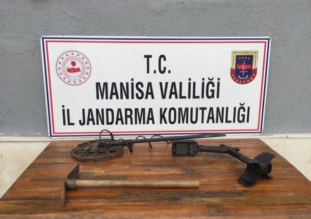 MANİSA- SON HABER KONU:2863 Kültür ve Tabiat Varlıkları Kanununa Muhalefet

Manisa İli Salihli İlçesi Sart Mahallesinde (Sart J.Krk.K.lığı sorumluluk alanı) 30.12.2021 günü saat 12.00 sıralarında önleyici kolluk devriyesi esnasında B.Y.(1971/E) ve L.A.(1976/E) isimli şahısların Sarıkaya Mevkisinde 1.derece arkeolojik sit alanı içerisinde 1 adet SIMPLEX+ NOKTA MAKRO markalı arama  dedektörü ve 1 adet çapa ile   izinsiz kaçak kazı yaptıklarının görülmesi üzerine şahıslar olay yerinde suç üstü yakalanmıştır. Kaçak kazıda kullanılan arama dedektörü ve çapa muhafaza altına alınmıştır. Cumhuriyet Savcısından alınan talimat doğrultusunda tahkikata başlanılmıştır. Şahıslar ifadeleri alınmasına müteakip serbest bırakılmışlardır.