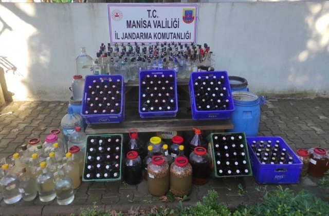 KONU: 5607 Sayılı Kanuna Muhalefet

Manisa İli Şehzadeler İlçesi Karaağaçlı Mahallesi'nde 31.12.2021 günü  yılbaşı öncesi alınan tedbirler kapsamında sahte ve kaçak alkol üretimi ile satışı yapıldığına yönelik alınan duyum üzerine M.İ.G.(1975/E) isimli şahsın ev ve eklentileri ile araçlarında Manisa 2.Sulh Ceza Mahkemesinden alınan arama kararı gereğince Şehzadeler İlçe Jandarma Komutanlığı unsurlarınca yapılan aramada;
Alkollü içki olduğu değerlendirilen 250 lt. El Yapımı Rakı,
80 lt.Bandrolsüz Bira,
25 lt. El Yapımı Viski,
100 lt. El Yapımı Şarap,
Kaçak alkol yapımında kullanılan 7 kg Anason Tohumu,
9 adet Damıtma ve Arıtma Cihazı,
1 adet Astra marka ruhsatsız tabanca ele geçirilmiş olup
C.Savcısı'nın talimatı doğrultusunda  tahkikata başlanılmıştır.