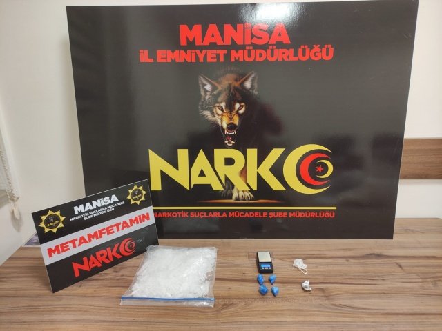 İl Emniyet Müdürlüğümüz Narkotik Suçlarla Mücadele Şube Müdürlüğü ve İstihbarat Şube Müdürlüğü görevlilerince uyuşturucu veya uyarıcı madde ticareti yapan, nakleden ve kullanan şahıslara yönelik yürütülen çalışmalar kapsamında ilimiz Yunusemre ilçesinde durdurulan bir şahsın üzerinde yapılan aramada 3 parça halinde 4,91 gram Metamfetamin maddesi ele geçirilmiş, şahsın İzmir ilinde kaldığı tespit edilen otel odasında İzmir Narkotik Suçlarla Mücadele Şube Müdürlüğü görevlileri ile birlikte yapılan aramada;
- 5 parça halinde 445,8 gram Metamfetamin maddesi,
- 1 adet Hassas Terazi ele geçirilmiştir.
Konuyla ilgili Afgan uyruklu 1 şüpheli şahıs uyuşturucu veya uyarıcı madde imal ve ticareti yapmak suçundan gözaltına alınmış, 04.01.2022 günü sevk edildiği adli makamlarca tutuklanmıştır.

Manisa halkının huzur ve güvenliği için Manisa Emniyet Müdürlüğü olarak suç ve suçlularla mücadelemiz aralıksız devam edecektir.