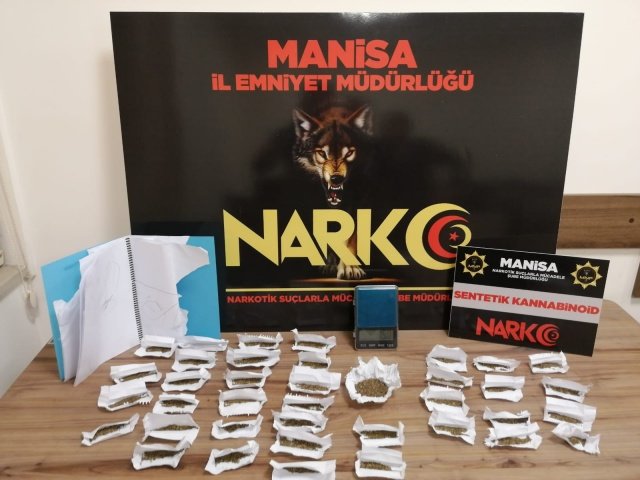 İl Emniyet Müdürlüğümüz Narkotik Suçlarla Mücadele Şube Müdürlüğü görevlilerince uyuşturucu veya uyarıcı madde ticareti yapan, nakleden ve kullanan şahıslara yönelik yapılan çalışmalar kapsamında Yunusemre ilçesinde durdurulan şahısların üzerinde ve bir ikamette yapılan aramada;
- 40 parça halinde 55 gram Sentetik Kannabinoid (Bonzai) maddesi,
- 1 adet Hassas Terazi,
- Uyuşturucu madde paketlemede kullanılan malzemeler ele geçirilmiştir.
Konuyla ilgili 1 şüpheli şahıs uyuşturucu veya uyarıcı madde imal ve ticareti yapmak suçundan gözaltına alınmış, 07.01.2022 günü sevk edildiği adli makamlarca tutuklanmıştır.