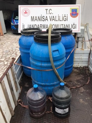 KONU: 5607 Sayılı Kaçakçılıkla Mücadele Kanununa Muhalefet (Kaçak Şarap Yapımı)

Yapılan istihbari çalışmalar neticesinde Saruhanlı Sulh Ceza Hakimliğinin 12.01.2022 tarih ve 2022/25 D.İş sayılı arama ve el koyma kararına istinaden Manisa İli Saruhanlı İlçesi Hacırahmanlı Mahallesinde ikamet ettikleri bildirilen şüpheli R.Y.B.(1992/E)’nin ikametinde ve iki adet aracında, şüpheli F.Ç.(1959/E)’nin ikameti ile eklentilerinde ve şüpheli M.E. (1957/E)’nin ikameti ile eklentilerinde 13.01.2022 günü Saat:07.00-11.00 arasında yapılan arama neticesinde yaklaşık 500 litre el yapımı şarap olduğu değerlendirilen sıvı madde ele geçirilmiştir. Ele geçirilen sıvı maddelere el konulmuştur. Şüpheli şahıslar ifadelerinin alınmasına müteakip serbest bırakılacaktır. Olay ile ilgili tahkikata başlanmıştır.
