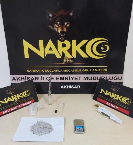 Konu: Basın Notu

İl Emniyet Müdürlüğümüz Akhisar Narkotik Suçlarla Mücadele Grup Amirliği ve İstihbarat Grup Amirliği görevlilerince uyuşturucu veya uyarıcı madde ticareti yapan, nakleden ve kullanan şahıslara yönelik yapılan çalışmalar kapsamında Akhisar ilçesinde durdurulan bir araçta yapılan aramada;
- 2 parça halinde 91.33 gram Metamfetamin maddesi,
- 2 parça halinde 2.36 gram Esrar maddesi,
- 1 adet Hassas terazi,
- 3 adet uyuşturucu madde kullanmaya yarayan aparat, ele geçirilmiştir.
Konuyla ilgili 1 şüpheli şahıs uyuşturucu veya uyarıcı madde imal ve ticareti yapmak suçundan gözaltına alınmış, 09.01.2022 günü sevk edildiği adli makamlarca tutuklanmıştır.

Manisa halkının huzur ve güvenliği için Manisa Emniyet Müdürlüğü olarak suç ve suçlularla mücadelemiz aralıksız devam edecektir.