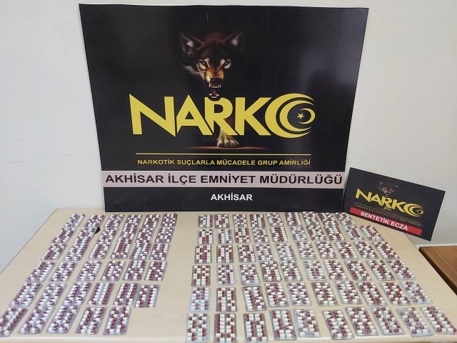 İl Emniyet Müdürlüğümüz Narkotik Suçlarla Mücadele Şube Müdürlüğü ve Akhisar Narkotik Suçlarla Mücadele Grup Amirliği görevlilerince uyuşturucu veya uyarıcı madde ticareti yapan, nakleden ve kullanan şahıslara yönelik yapılan çalışmalar kapsamında Akhisar ilçesinde durdurulan bir araçta ve şahısların ikametinde yapılan aramada;
- 1314 adet Gerica isimli Sentetik Ecza ele geçirilerek 2 şüpheli şahıs uyuşturucu veya uyarıcı madde imal ve ticareti yapmak suçundan gözaltına alınmış, 19.01.2022 günü sevk edildikleri adli makamlarca 2 şüpheli şahıs tutuklanmıştır.

Manisa halkının huzur ve güvenliği için Manisa Emniyet Müdürlüğü olarak suç ve suçlularla mücadelemiz aralıksız devam edecektir.