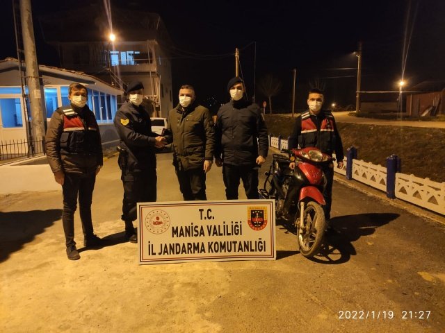 KONU: Motosiklet Hırsızlığı/Kullanmak için Uyuşturucu Madde Satın Almak Kabul Etmek veya Bulundurmak TCK (191 S.K.M.)

Manisa İli Salihli İlçesi Adala Mahallesinde (Adala J.Krk.K.lığı Sorumluluk Alanı) 19.01.2022 günü saat:17.00 sıralarında Salihli İlçe J.K.lığına bağlı JASAT ve KOM unsurları ile birlikte icra edilen devriye faaliyeti esnasında Ş.İ.(2003/E) isimli şahsın sürücülüğünü yaptığı ve arkasında yolcu olarak M.D. (2002/E ) isimli şahsın bulunduğu plakasız motosikletle seyir halinde iken durdurulmuştur. Ş.İ. isimli şahıs elinde beyaz katlanmış kağıda sarılı  vaziyette bulunan (1)gram kubar esrar maddesini yere döktüğü tespit edilerek esrar maddesine el konulmuştur. Plakasız motosikletin yapılan Şase numarası sorgulamasında 45 ADD 719 plakalı motosiklet olduğu, çalıntı kaydının bulunduğu  tespit edilmiştir. Olay ile ilgili Cumhuriyet Savcısından alınan talimat doğrultusunda söz konusu motosiklet  sahibi olan C.U. (1995/E) isimli şahsa teslim edilmiştir.Ş.İ. ve M.D. isimli şahısların Salihli Devlet Hastanesine sevk edilerek kan ve kıl örnekleri aldırılarak şüpheli ifadelerinin ardından serbest bırakılmışlardır.