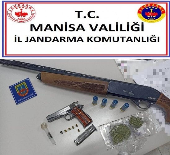 KONU: Uyuşturucu Madde Bulundurma ve Kullanma, Silah Ticareti ve Ruhsatsız Av Tüfeği Bulundurma

Manisa İli Akhisar ilçesi Seğirdim Mahallesinde Çağlak Mevkiinde 25.01.2022 günü saat 11.00 sıralarında Motorlu Hızır Timi ekibince icra edilen trafik uygulaması esnasında şüphe üzerine durdurulan 45 ABK….. plakalı otomobilde şüpheli E.A (E/30) isimli şahsın kabaca yapılan kontrolünde, şahsın bel kısmında Star marka ruhsatsız tabanca, tabancaya takılı şarjör icinde 5 adet 7,65 mm tabanca fişeği, şahsın montunun yan cebi içerisinde şeffaf naylon poşete sarılı halde, 23.1 gram esrar maddesi ve esrar içmeye yarayan BONG diye tabir edilen aparat ve metamfetamin olduğu değerlendirilen 0,4 gram uyuşturucu madde tespit edilerek kriminal inceleme yapılmak üzere muhafaza altına alınmıştır. Ayrıca otomobilin arka yolcu koltuğunda dışardan bakıldığında gözle görünür şekilde Magnum Baretton marka ruhsatsız av tüfeği tespit edilmiştir. Tüfek sahibi S.B. (E /28) isimli şahsa 1.285 TL idari yaptırım uygulanmıştır. Şüpheli E.A ifadesine müteakip, hastanede alınan kan/idrar numunesinin ardından serbest bırakılmıştır.