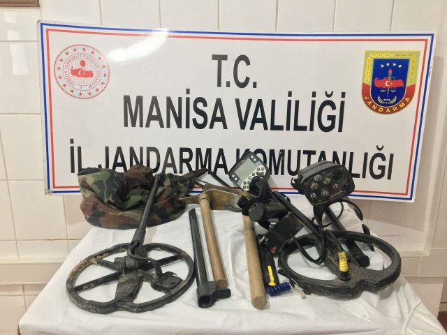 Demirci İlçesi, Çağıllar Mahallesinde 30.01.2022 günü-saat 16:00 sıralarında Demirci İlçe J.K.lığına bağlı ekiplerin takibi sonucu S.D. isimli şahıs izinsiz kazı yapacağı sırada suç aletleri ile suçüstü yakalanmıştır.  Olay ile ilgili 2 adet dedektör ve diğer kazı aletleri ele geçirilmiştir. 2863 Sayılı Kültür ve Tabiat Varlıklarını Koruma Kanunu kapsamında şüphelinin soruşturmasına devam edilmektedir.