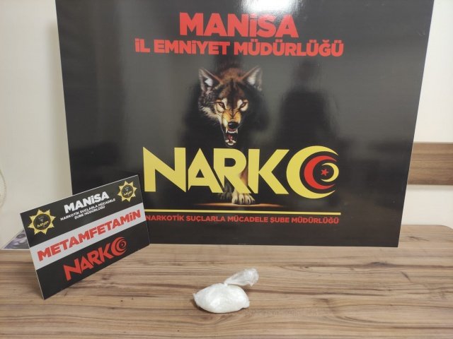 İl Emniyet Müdürlüğümüz Narkotik Suçlarla Mücadele Şube Müdürlüğü ve İstihbarat Şube Müdürlüğü görevlilerince uyuşturucu veya uyarıcı madde ticareti yapan, nakleden ve kullanan şahıslara yönelik yapılan çalışmalar kapsamında Şehzadeler ilçesinde durdurulan bir şahsın üzerinde yapılan aramada;
- 153,08 gram Metamfetamin maddesi ele geçirilmiştir.
Konuyla ilgili 1 şüpheli şahıs uyuşturucu veya uyarıcı madde imal ve ticareti yapmak suçundan gözaltına alınmış, 30.01.2022 günü sevk edildiği adli makamlarca tutuklanmıştır.

Manisa halkının huzur ve güvenliği için Manisa Emniyet Müdürlüğü olarak suç ve suçlularla mücadelemiz aralıksız devam edecektir.