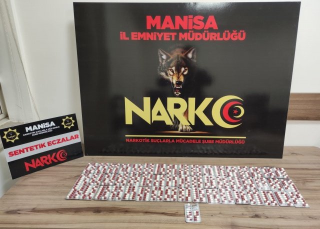 Manisa İl Emniyet Müdürlüğü Narkotik Suçlarla Mücadele Şube Müdürlüğü görevlilerince uyuşturucu veya uyarıcı madde ticareti yapan, nakleden ve kullanan şahıslara yönelik yapılan çalışmalar kapsamında Şehzadeler ilçesinde durdurulan bir araçta yapılan aramada;
- 708 adet Gerica isimli Sentetik Ecza ele geçirilmiştir.
Konuyla ilgili 1 şüpheli şahıs uyuşturucu veya uyarıcı madde imal ve ticareti yapmak suçundan gözaltına alınmış, 01.02.2022 günü sevk edildiği adli makamlarca tutuklanmıştır.

Manisa halkının huzur ve güvenliği için Manisa Emniyet Müdürlüğü olarak suç ve suçlularla mücadelemiz aralıksız devam edecektir.