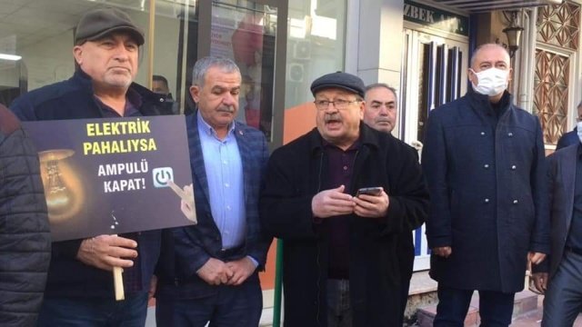 Firma önünde toplanan vatandaşlara hitaben bir konuşma gerçekleştiren İYİ Parti Alaşehir İlçe Başkanı Kadir Daş ; "Sevgili Arkadaşlar. Bugün burada artık çekilmez hale gelen yüksek fatura bedellerini protesto etmek için toplandık. Çiftçiler olarak yılda bir kez kaldırdığımız mahsülün gözüne bakıyoruz. Ama Yapılan gübre ve mazot zamlarının ardından Elektriğe yapılan zam'la başımızı kaldıramaz hale geldik. Çiftçilerimiz elektrik faturaları yüzünden bağlarını sulayamaz oldu.Artık yeter "diye konuştu.