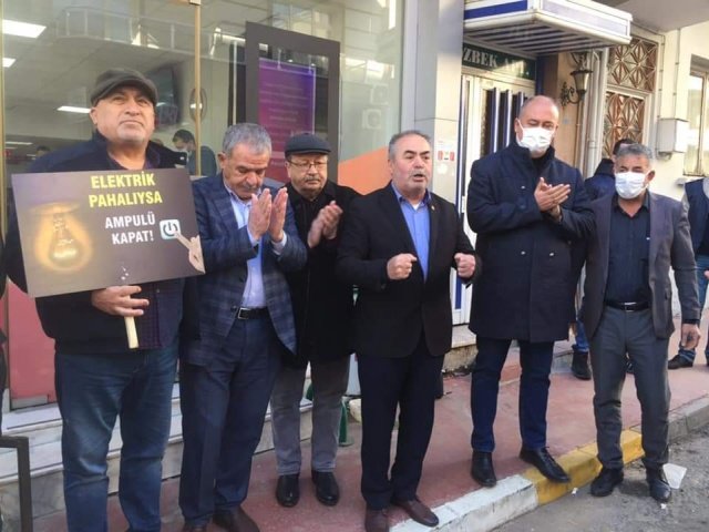 CHP adına konuşma yapan İlçe Başkan Yardımcısı Mustafa Günen ise ;" Yüksek elektrik faturalarını ödeyemeyenler ve mağduriyet yaşayan vatandaşlarımız için buradayız. Yüksek faturalar nedeniyle esnaf çaresiz, evimizde lamba yakamaz olduk. Zamlar geri alınsın" dedi.