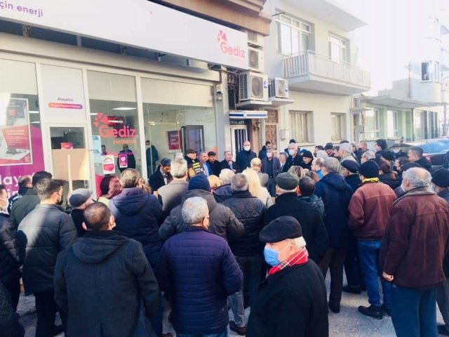 Sorumlu Elektrik dağıtım firması önünde gerçekleşen basın açıklamasına, Cumhuriyet Halk Partisi adına İlçe Başkan Yardımcısı Mustafa Günen, İYİ Parti İlçe Başkanı Kadir Daş, Saadet Partisi Alaşehir İlçe Başkanı Nurin Özcan, Demokrat Parti Alaşehir İlçe Yönetim Kurulu üyeleri ve birçok vatandaş katıldı.