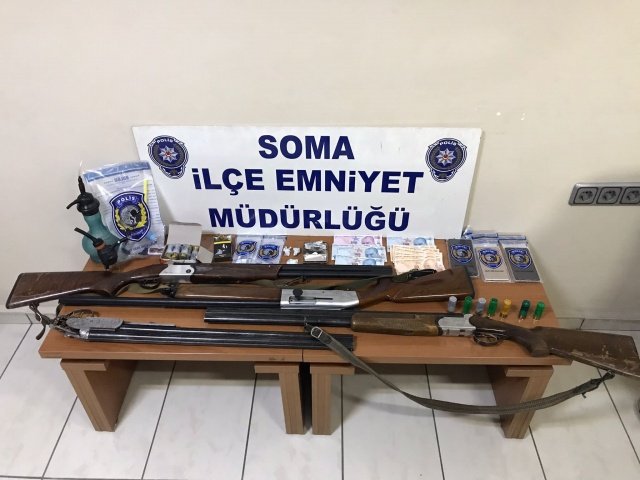 İl Emniyet Müdürlüğümüz Narkotik Suçlarla Mücadele Şube Müdürlüğü ve Soma İlçe Emniyet Müdürlüğü görevlilerince uyuşturucu veya uyarıcı madde ticareti yapan, nakleden ve kullanan şahıslara yönelik yapılan çalışmalar kapsamında; ilimiz Soma ilçesinde 15 şahsa ait 15 ikamet adresinde 18.02.2022 günü saat 07:00’da eş zamanlı olarak yapılan aramalarda;
- 8,88 gram Metamfetamin maddesi,
- 4,5 gram Esrar maddesi,
- 4 adet ruhsatsız tüfek,
- 20 adet kartuş,
- 5 adet uyuşturucu madde kullanmaya yarayan aparat,
- 2 adet çalıntı motosiklet,
- 900 TL uyuşturucu madde ticaretinden elde edildiği değerlendirilen para ele geçirilmiştir.
Konuyla ilgili 15 şüpheli şahıs yakalanarak adli işlemlere başlanılmıştır.