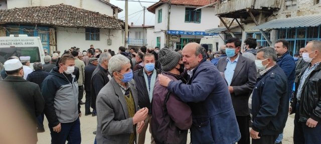 Wushu Kung fu sporcusu Uysal'ın cenazesi dün akşam saatlerinde Konya'dan İzmir'e getirilmişti.
Cenazesi için Üşümüş Mahallesinde tüm hazırlıklar yapıldı, Uysal'ın cenazesine ilçe mekezi ve İzmir'den çok sayıda kimse katıldı.