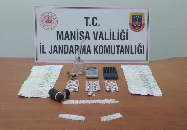 Manisa İli, Alaşehir ilçesi, Yeşilyurt Mahallesinde 23.02.2022 günü saat: 11.00 sırsalarında V.K.(Erkek 1985) isimli şahsın uyusturucu madde ticareti yapacağı bilgisi alınması ihbarı üzerine, Alaşehir 7nci JASAT, İSTH Uns. ve Killik J.Krk.K.lığınca müşterek icra edilen faaliyette; M.D. (Erkek 1999) isimli şahsın üzerinden yaklaşık (2) gr. Metamfetamin, M.A. (Erkek 1990) isimli şahsın üzerinden yaklaşık (2) gr Metamfetamin ele geçirilmiştir. V.K. isimli şahsın ikametinde yapılan arama neticesinde; yaklaşık
(10) gram Metafetamin, (29) adet Lyrica hap, (14) adet Regapen hap, (1) adet  Hassas Terazi, (2) adet uyuşturucu içme aparatı, 1350 TL nakit para ele geçirilmiştir. M.D. ve M.A. isimli şahıslar kan, kıl ve idrar örneklerinin alınmasını müteakip ifadeleri alınarak serbest bırakılmıştır. V.K. isimli şahıs, alınan talimat doğrultusunda gözaltına alınmıştır
