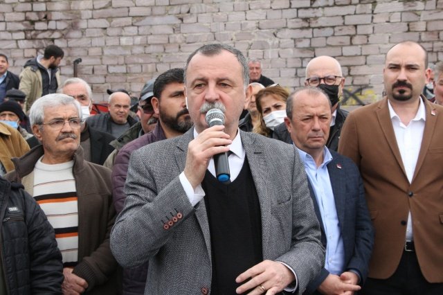 “ÇİFTÇİLER ARTIK BORÇ BATAĞINDA”
CHP Manisa İl Başkanı Semih Balaban ise yaptığı konuşmada,  “CHP 20 yıldır AKP’nin uyguladığı yanlış politikalara dur diyen, yanlış politikaları en iyi şekilde siyasi nezaket çerçevesinde eleştiren bir partidir. Ama CHP her zaman sadece eleştirmez, CHP ve Genel Başkanımız Kemal Kılıçdaroğlu çözüm önerilerini de paylaşır. Tarım ve su dünyadaki en önemli stratejik ögedir. Bu ülkede 20 yıldır uygulanan politikalar sonucu tarım bitme noktasına geldi. Üretici artık üretemez hale geldi. AKP 2002’de iktidara geldiğinde 2 milyon kayıtlı çiftçi vardı ve 20 yıllık süreçte nüfusun artmasına rağmen çiftçi sayısı artmadı, azaldı. Çünkü çiftçilerimiz artık topraklarını ekmiyor. AKP iktidara geldiğinde çiftçilerin bankalara, kooperatiflere olan toplam borcu sadece 5 milyardı, şimdi 200 milyar. Çiftçi artık borç batağında, tarlaları ipotekli” dedi. 
Çözümün CHP’nin uygulayacağı tarım politikalarında olduğunu ifade eden İl Başkanı Balaban, planlı tarıma dikkat çekti. Balaban, “ Devlet tarımı planlayacak. Geçmediğimiz yollara, gitmediğimiz hastanelere verilen garantiler ortadan kalkacak, bu garantiler çiftçiye verilecek. Devlet çiftçiye alım garantisi verecek. İktidara geldiğimiz ilk bir hafta içinde çiftçinin, esnafın bankalara olan tüm borçlarının faizlerini sileceğiz. 5 yıllık bir yapılandırma ile çiftçimizin rahat bir nefes almasını sağlayacağız. Lisanslı depoculuğu geliştireceğiz. Kesilen çeklere devlet garantisi olacak, çiftçi dolandırılmayacak. Mazotta ÖTV’yi kaldıracağız, gübredeki fiyat farkını ortadan kaldırıp üreticiye ulaşılabilir bir fiyatla satılmasını sağlayacağız” diye konuştu.