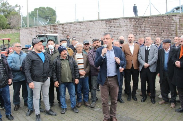 “20 YILDIR TÜRKİYE’DE RÜZGAR ZENGİNLERİN ARKASINDAN ESMEKTEDİR” 
CHP Grup başkanvekili Özgür Özel  eylem öncesi yaptığı açıklamada, AKP’nin son 20 yıldaki icraatlarının zenginleri daha zengin, halkı ise daha yoksul yaptığını ifade ederek, “CHP liderlik ettiği ittifakla birlikte Türkiye’de bir akışı ve rüzgarın yönünü değiştirme peşindedir. 20 yıldır Türkiye’de rüzgar zenginlerin arkasından esmektedir. 20 yıldır yapılan her icraat, örneğin Türkiye’nin en zengin müteahhitlerini dünyanın en zengin müteahhitleri yapmıştır. En çok vergi vermesi gerekenler en az vergiyi vermiş. Sıkıştıkları yerde mecliste hemen vergi affı ile yandaş müteahhitlerin AKP’nin zengin ettiği yandaş şirketlerin vergileri affedilmiştir. Ama 20 yıl boyunca çiftçinin, emeklinin, emekçinin, yoksulun yüzün güldürecek kalıcı adımlar atılmamıştır. AKP yoksulluğu yok etmek yerine yönetmeyi tercih etmiştir. Yani bu ülkede doğru işler yapalım, gerekli desteklemeleri yapalım, çiftçilerimiz Avrupa’daki çiftçiler gibi, Atatürk’ün dediği gibi ‘Milletin Efendisi’ olup millete baksın, Türkiye’yi doyursun demek yerine biz onları yoksul, muhtaç ve bizim elimize baksınlar hale getirelim demiştir. Engellisine, yaşlısına evde bakan ve çıkardıkları bir takım ödeneklerle bunların bakımı karşılığında muhtaçlık aylıklarıyla hayata tutunmaya çalışan insanlar Cumhuriyet projesi değildir.” diye konuştu.